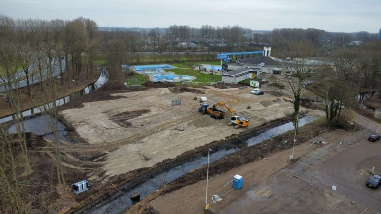 Luchtfoto van huidige zwembad en nieuw zwembad in aanbouw