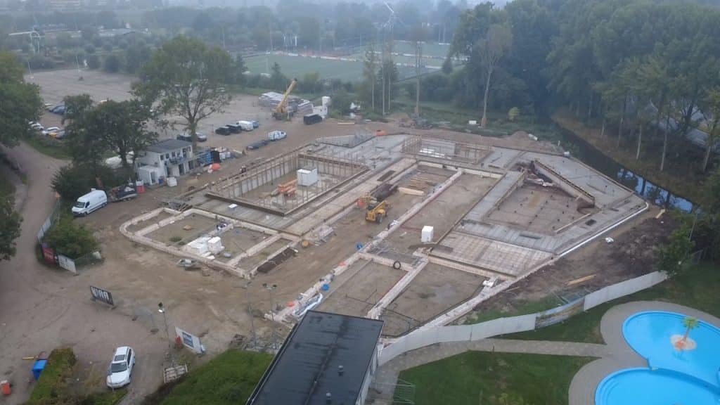 Luchtfoto van huidige zwembad en nieuw zwembad in aanbouw in Gorinchem