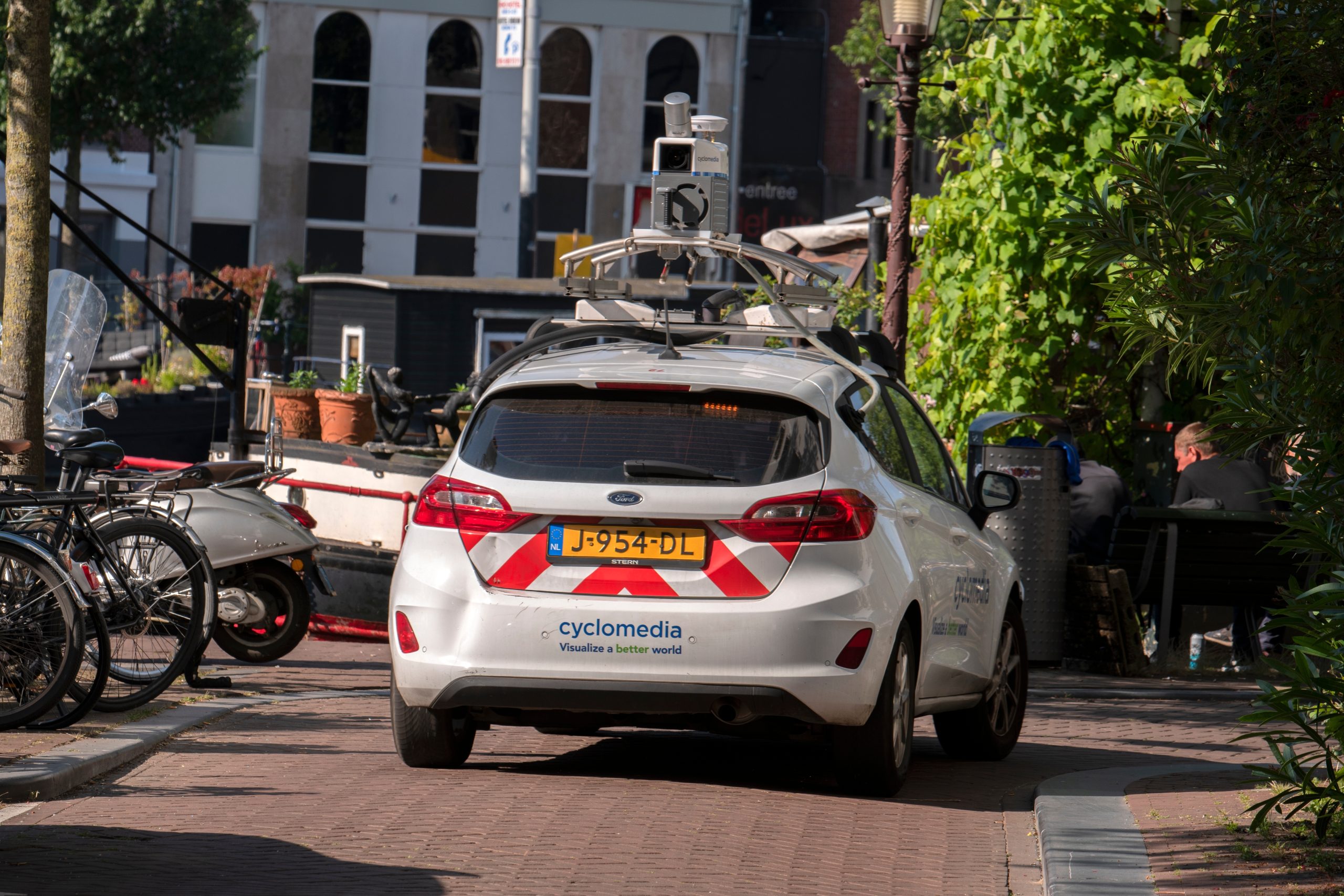 Auto met speciale camera's maakt foto's van de omgeving