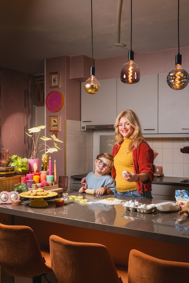 Moeder en zoontje bakken een taart