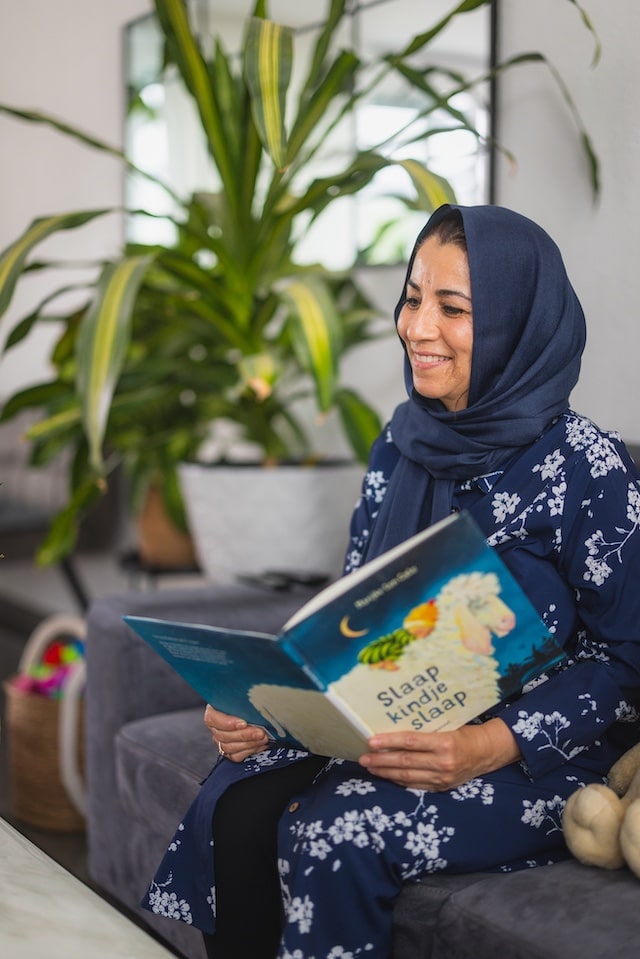 Vrouw leest voor uit kinderboek