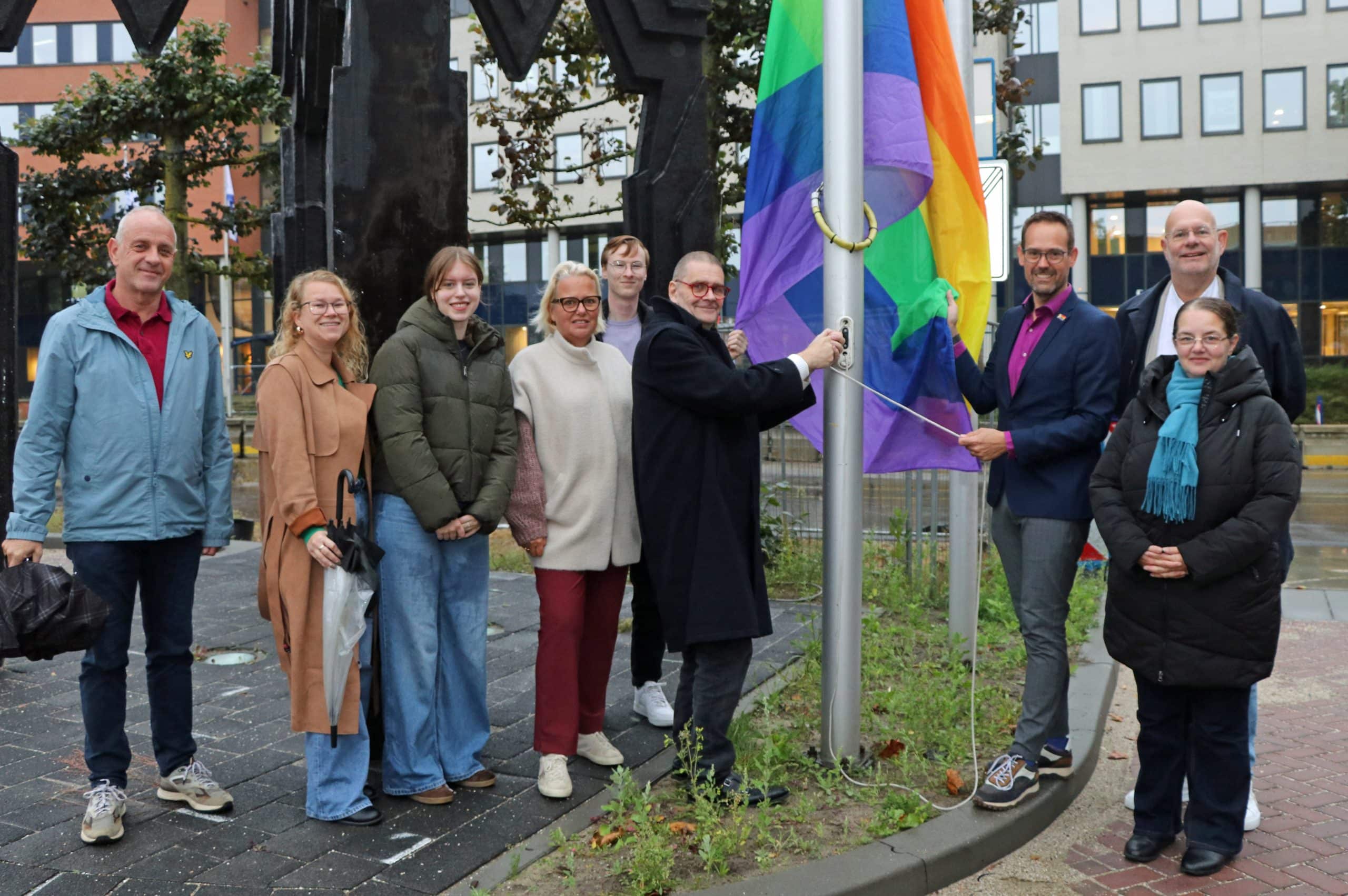 College en gemeenteraad hijsen samen regenboogvlag in Gorinchem