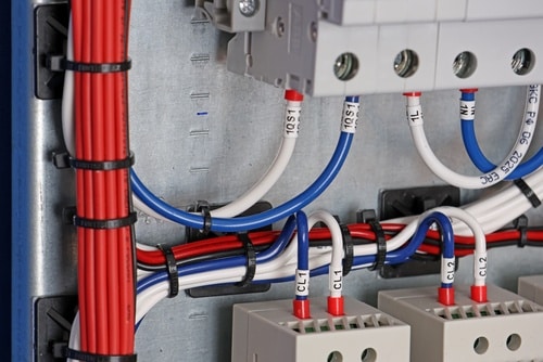 Het aansluiten van elektrische modules in het elektrische schakelbord