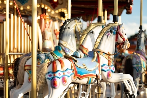 Paarden in de draaimolen op kermis