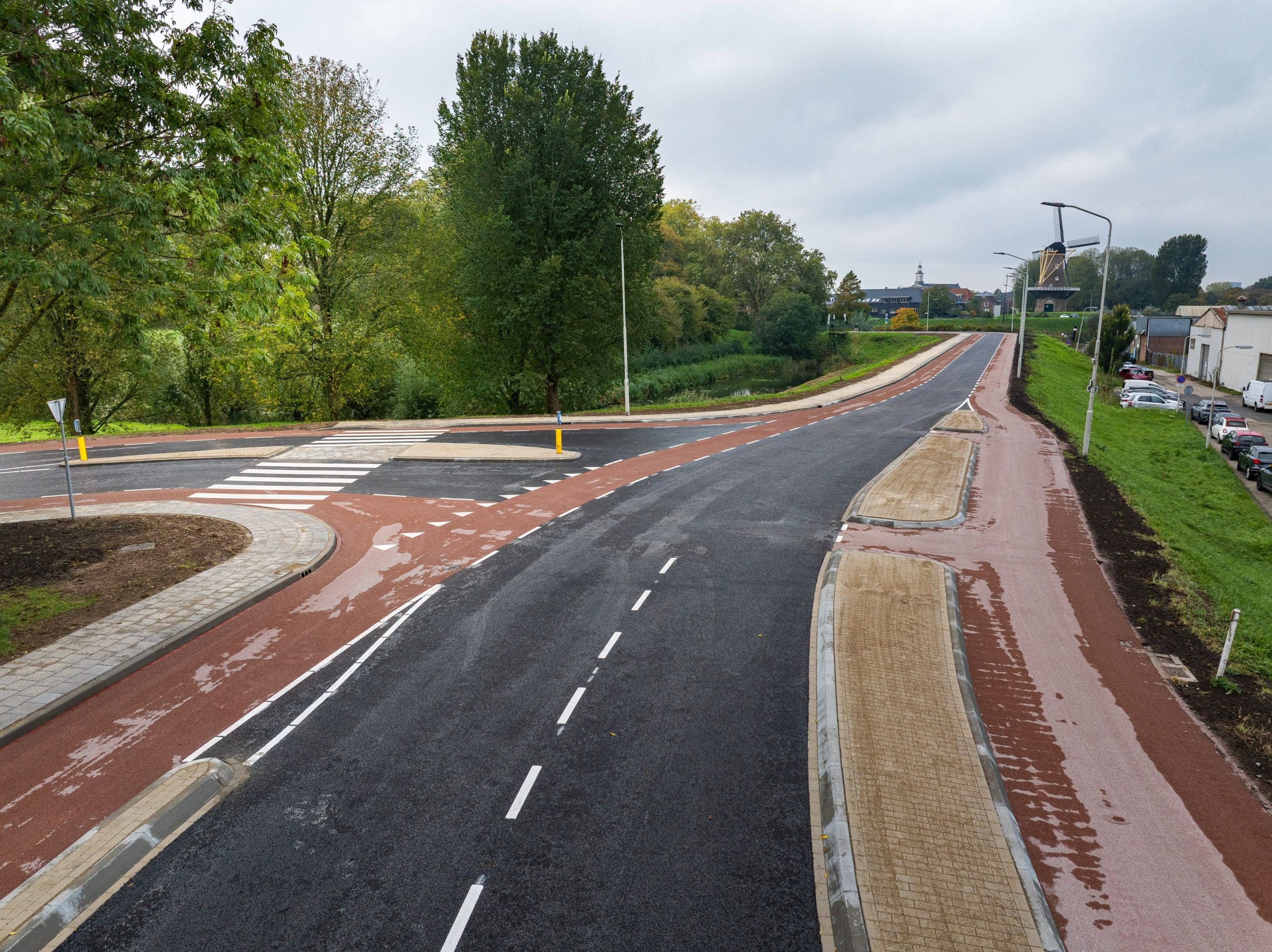 Weg met nieuw asfalt en fietspaden