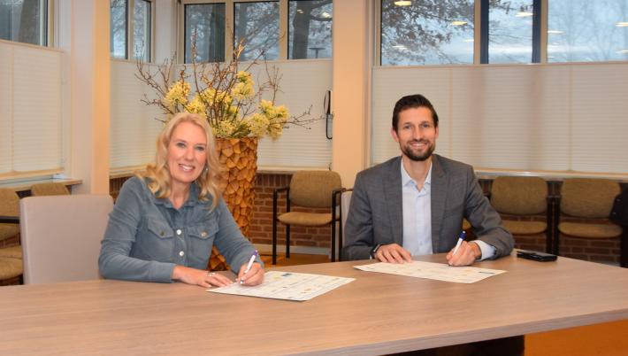Wethouder Eelke Kraaijeveld (Gorinchem) en wethouder Lizanne Lanser (Molenlanden) ondertekenen de contracten.