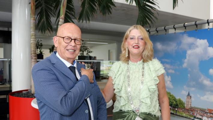 Dick van Zanten ontvangt gemeentelijke onderscheiding de Schouderklop van burgemeester Melissant