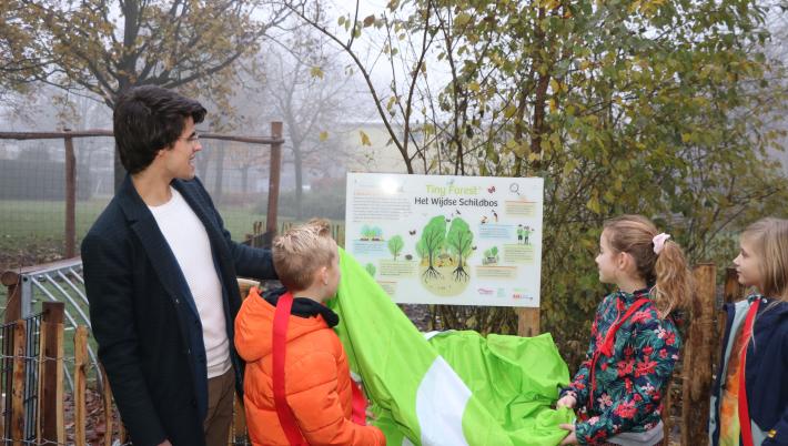 Tiny Forest 2 is aangeplant in Gorinchem door leerlingen Jenaplanschool en wethouder Mark de Boer